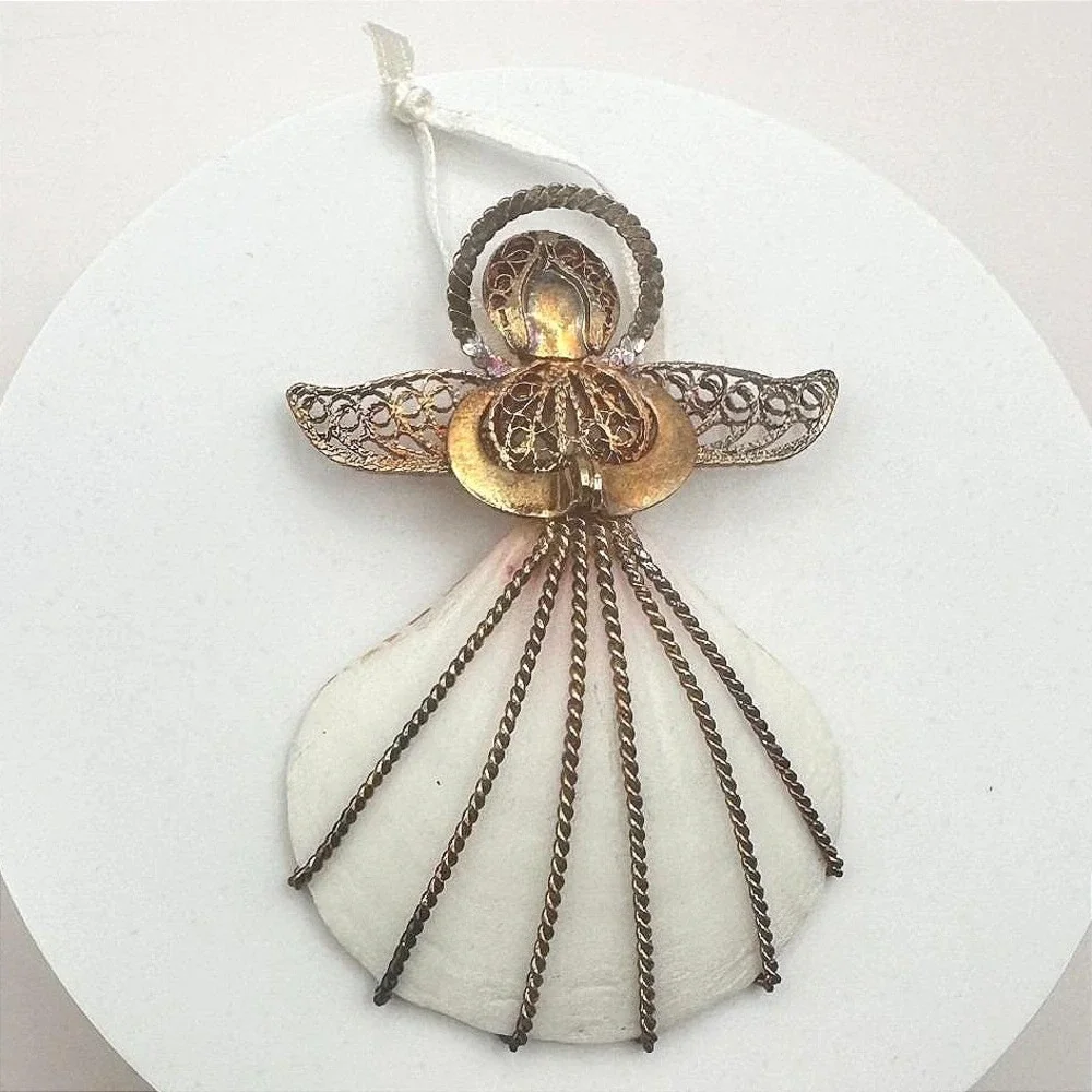 Vintage 80s Gold Tone Filigree Scallop Shell Ornament bent Wire Accents Jewelry